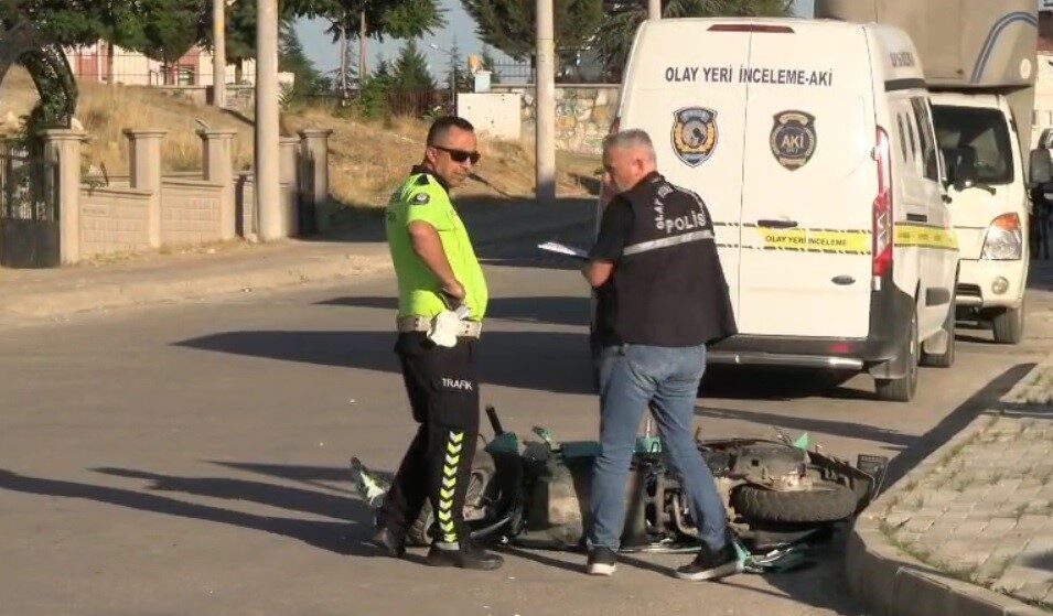 Kütahya’nın Tavşanlı ilçesinde minibüs ile motosikletin çarpışması sonucu meydana gelen