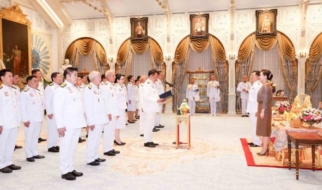 Tayland’da yeni Başbakan Anutin Charnvirakul ve yeni kabine üyeleri, Kral