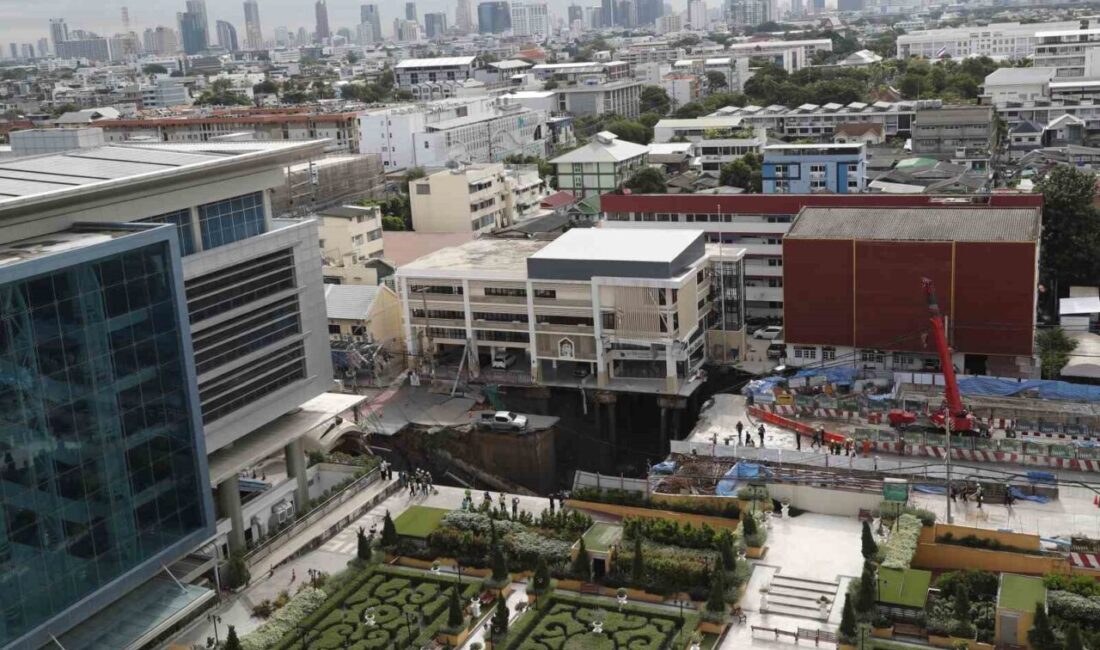 Tayland’ın başkenti Bangkok’un merkezindeki bir yolun çökmesi sonucu yaklaşık 50