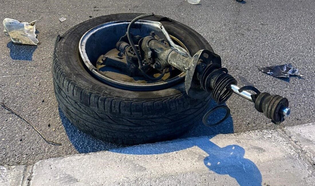 Mersin’de yol kenarına park edilen kamyona çarpan otomobil hurdaya döndü,