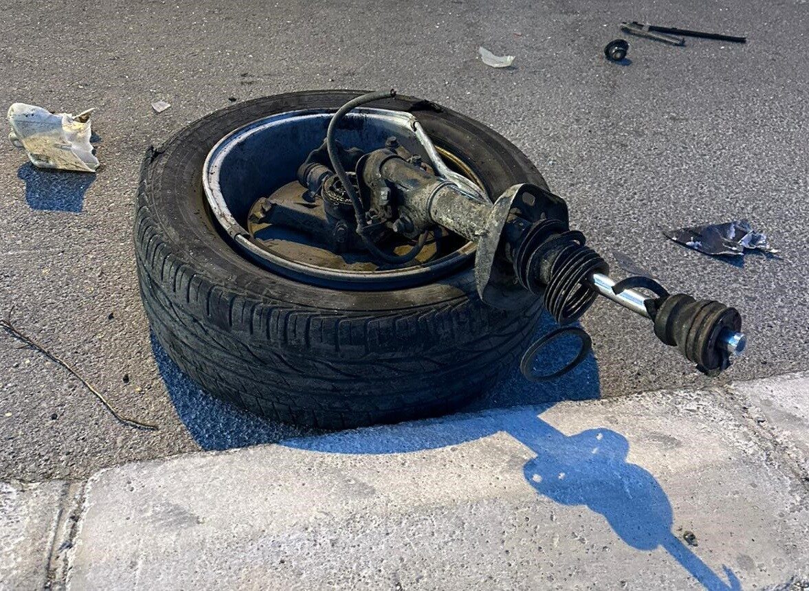 Mersin’de yol kenarına park edilen kamyona çarpan otomobil hurdaya döndü,