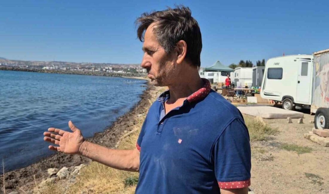 Marmara Denizi’nde Poyraz fırtınasının ardından Süleymanpaşa sahilinde kızıl yosunlar kıyıya