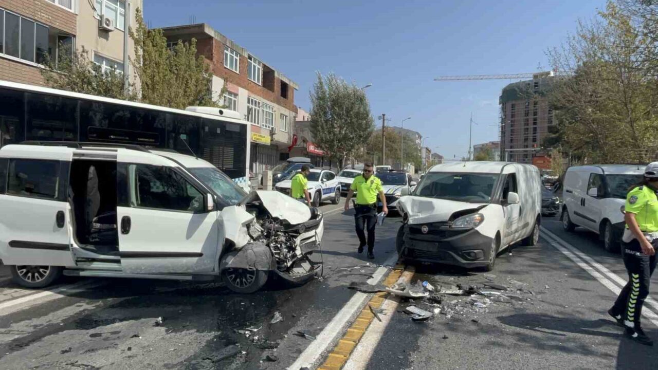 Tekirdağ Çorlu’da ters yöne giren aracın karşı yönden gelen araçla