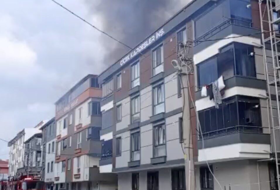 Tekirdağ’ın Kapaklı ilçesinde bir apartmanın çatı katında çıkan yangın, itfaiye