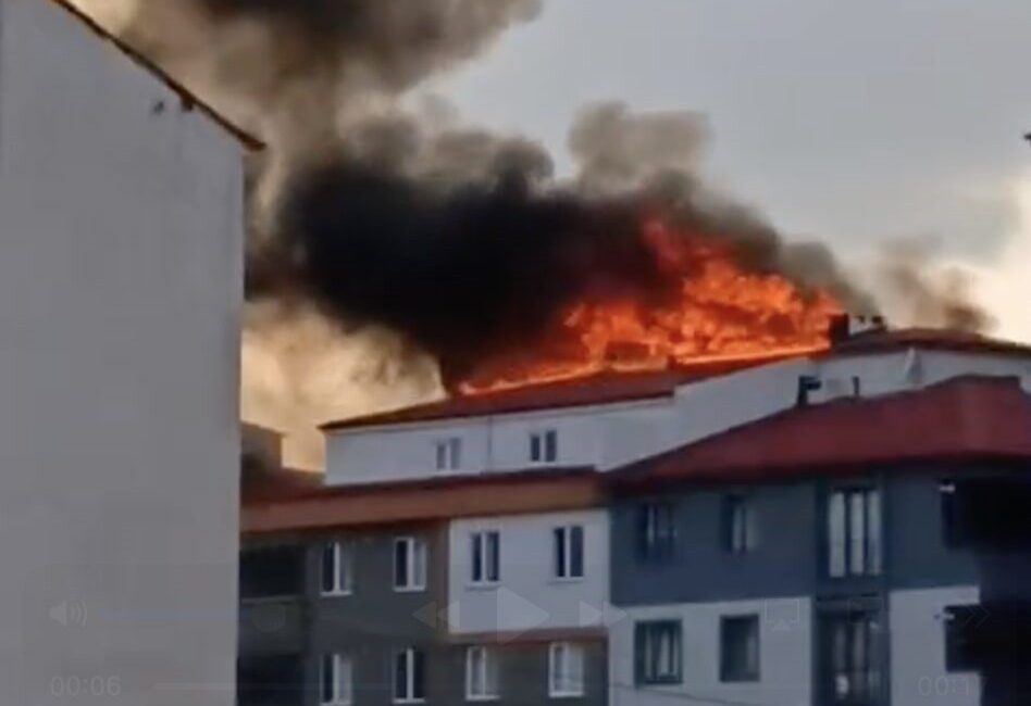 Tekirdağ’ın Kapaklı ilçesinde bir apartmanın çatı katında çıkan yangına itfaiye