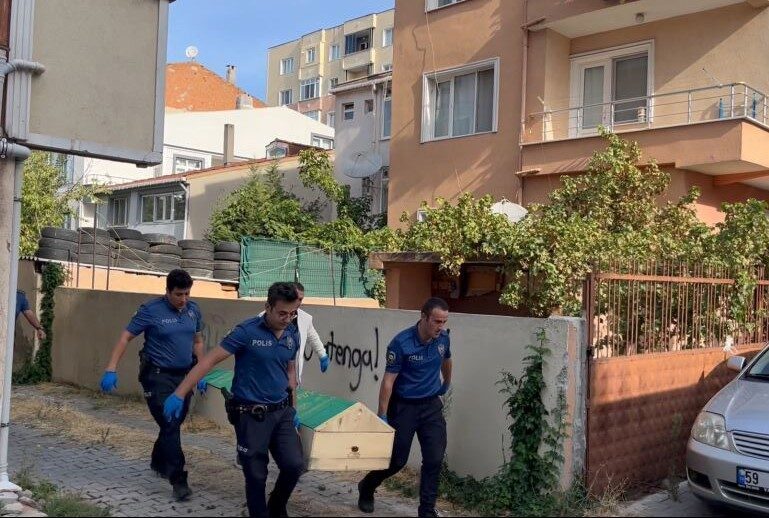 Tekirdağ’ın Çorlu ilçesinde genç kadın, uzman çavuş arkadaşının evinde kanlar
