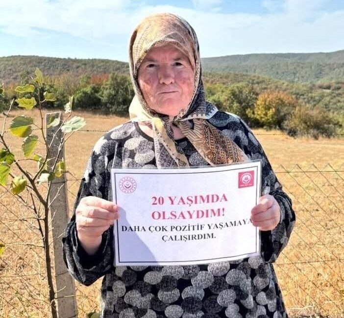 Tekirdağ’da huzurevi sakinleri, “20 yaşımda olsaydım…” temalı etkinlikte ellerindeki pankartlarla