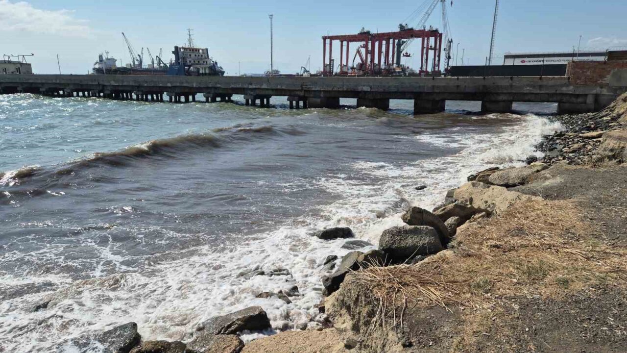 Marmara Denizi’nde etkili olan poyraz fırtınası sebebiyle Tekirdağ kıyılarında deniz