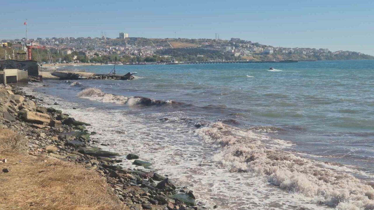 Marmara Denizi’nde etkili olan poyraz fırtınası, Tekirdağ’ın Süleymanpaşa ilçesi kıyılarında