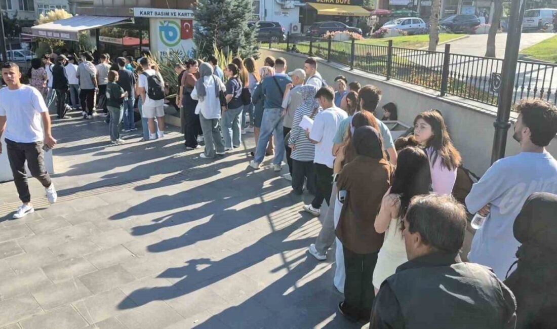 Tekirdağ’da yüzlerce üniversite öğrencisi, toplu taşıma kartlarını güncellemek ve yenilemek