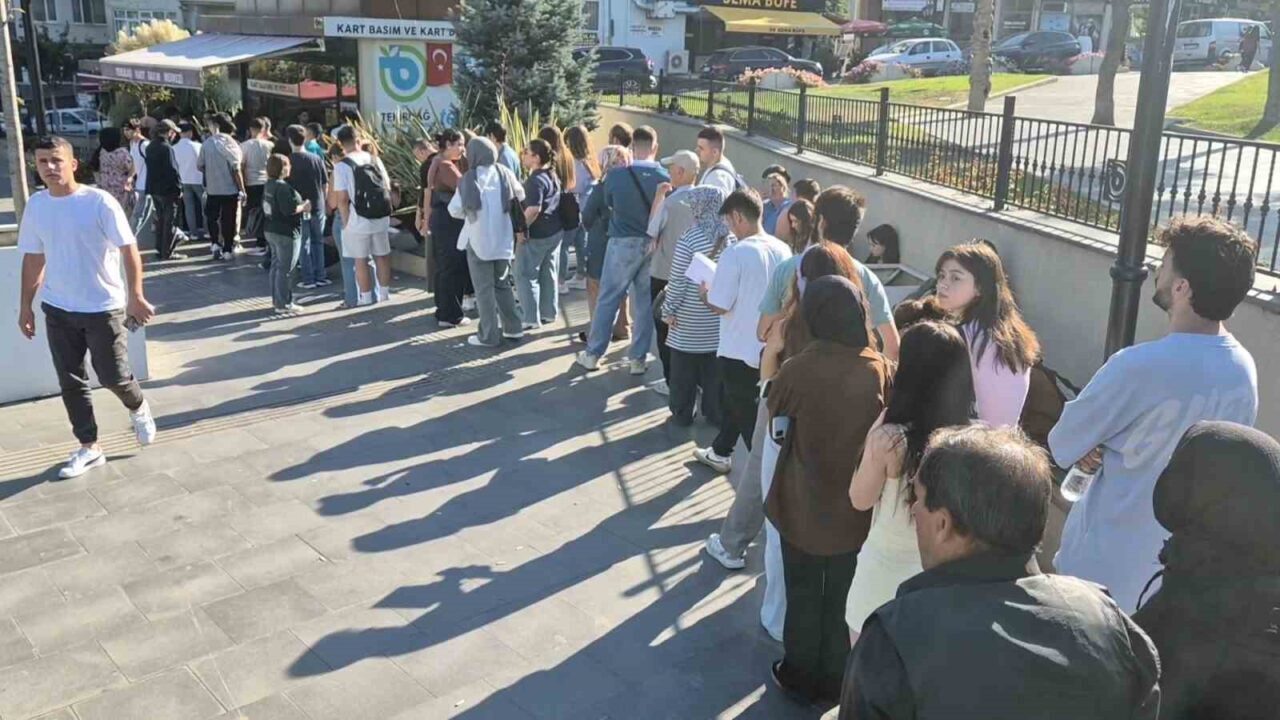 Tekirdağ’da yüzlerce üniversite öğrencisi, toplu taşıma kartlarını güncellemek ve yenilemek