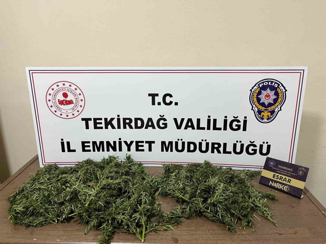 Tekirdağ’ın Çorlu ilçesinde polis ekiplerince düzenlenen uyuşturucu operasyonlarında çeşitli miktarlarda