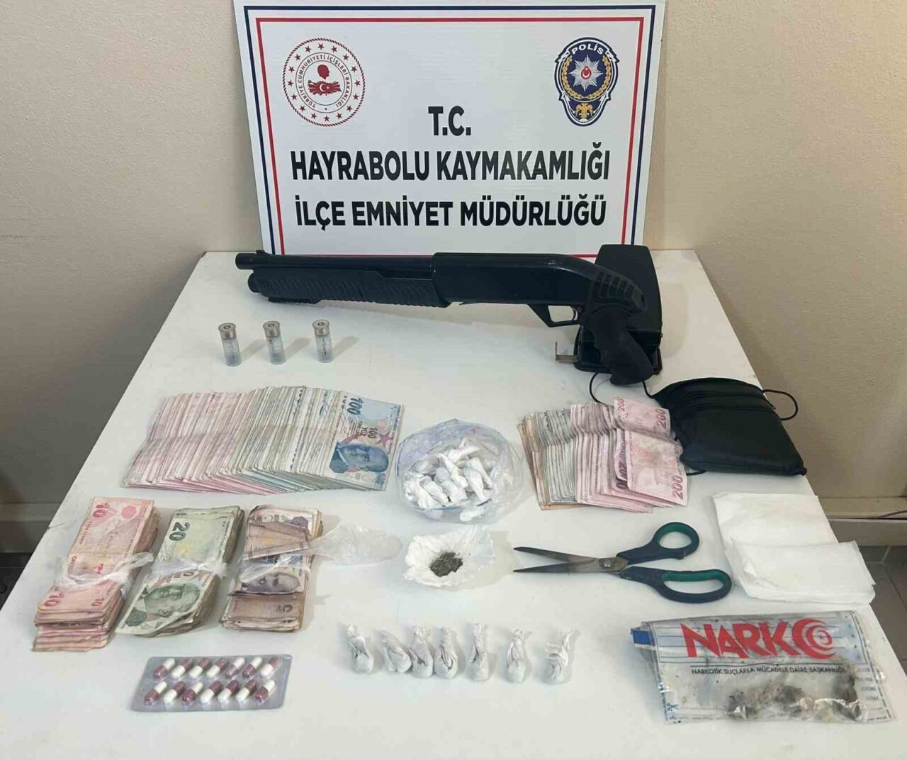 Tekirdağ’ın Hayrabolu ilçesinde uyuşturucu satıcılarına yönelik düzenlenen operasyonda 7 şüpheli