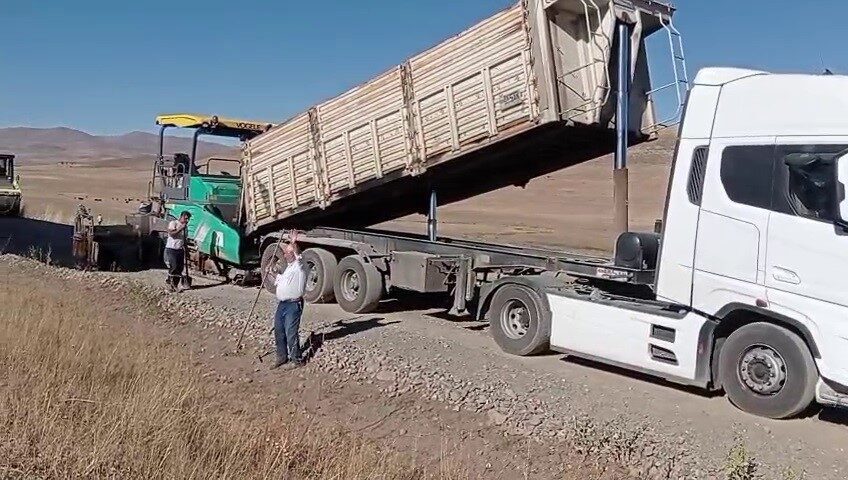Erzurum’un Tekman ilçesi Beyköy mahallesi stabilize olan yolu sıcak asfalta