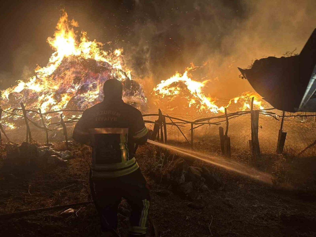 Erzurum’un Tekman ilçesinde çıkan ot yangınında 2 bin 500 balya