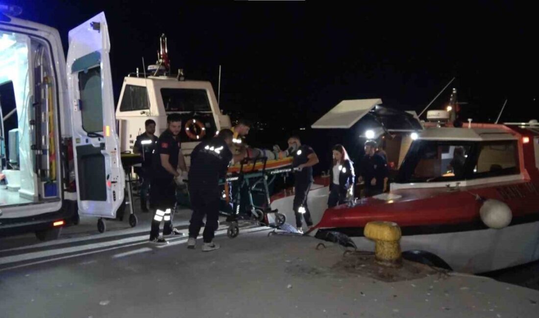 İstanbul’un Adalar ilçesi Büyükada’da gece saatlerinde bir tekne kıyaya oturdu.