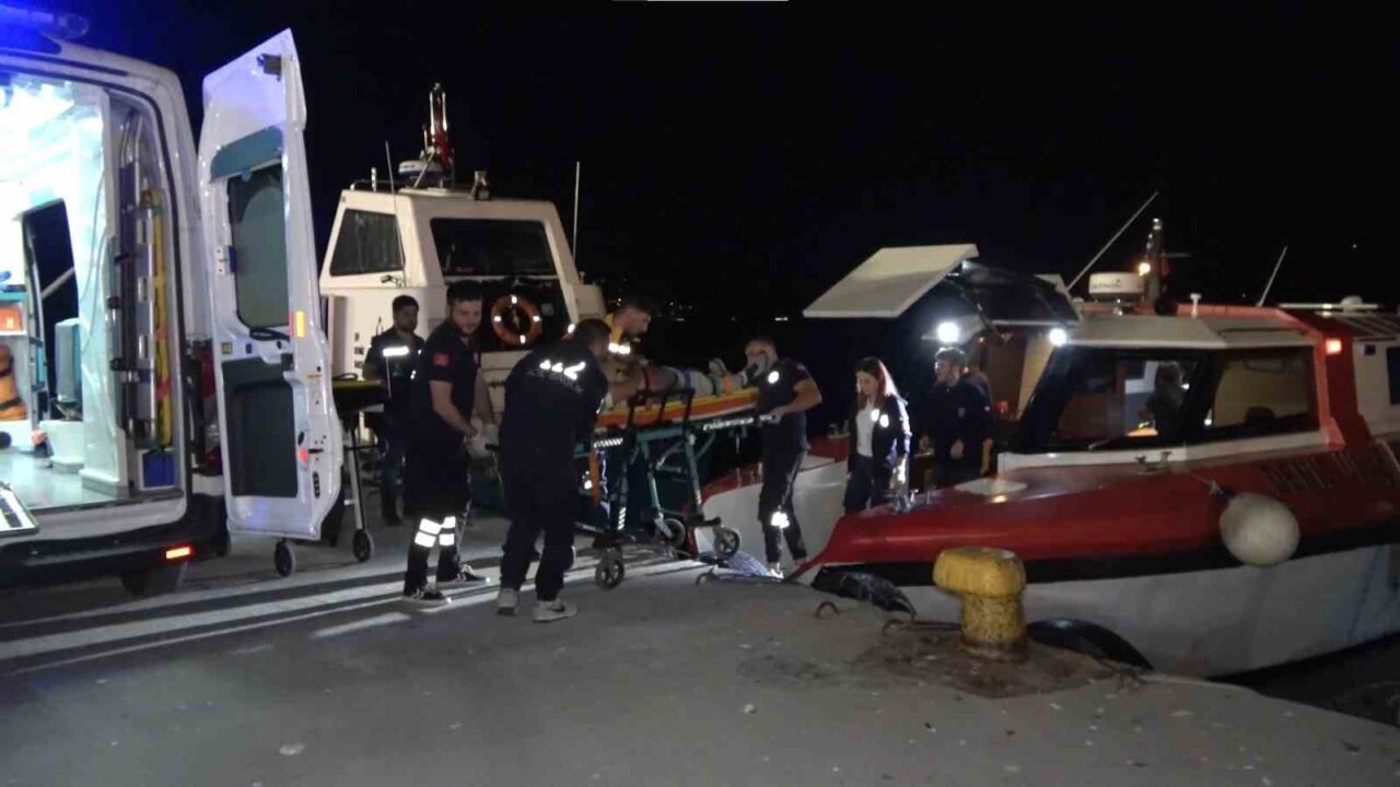 İstanbul’un Adalar ilçesi Büyükada’da gece saatlerinde bir tekne kıyaya oturdu.