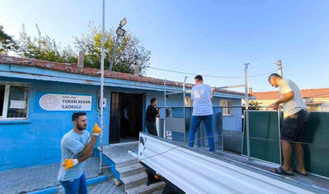 Manisa’nın Soma ilçesinde okullar arasında dayanışma örneği sergilenerek, etkileşimli tahtalar