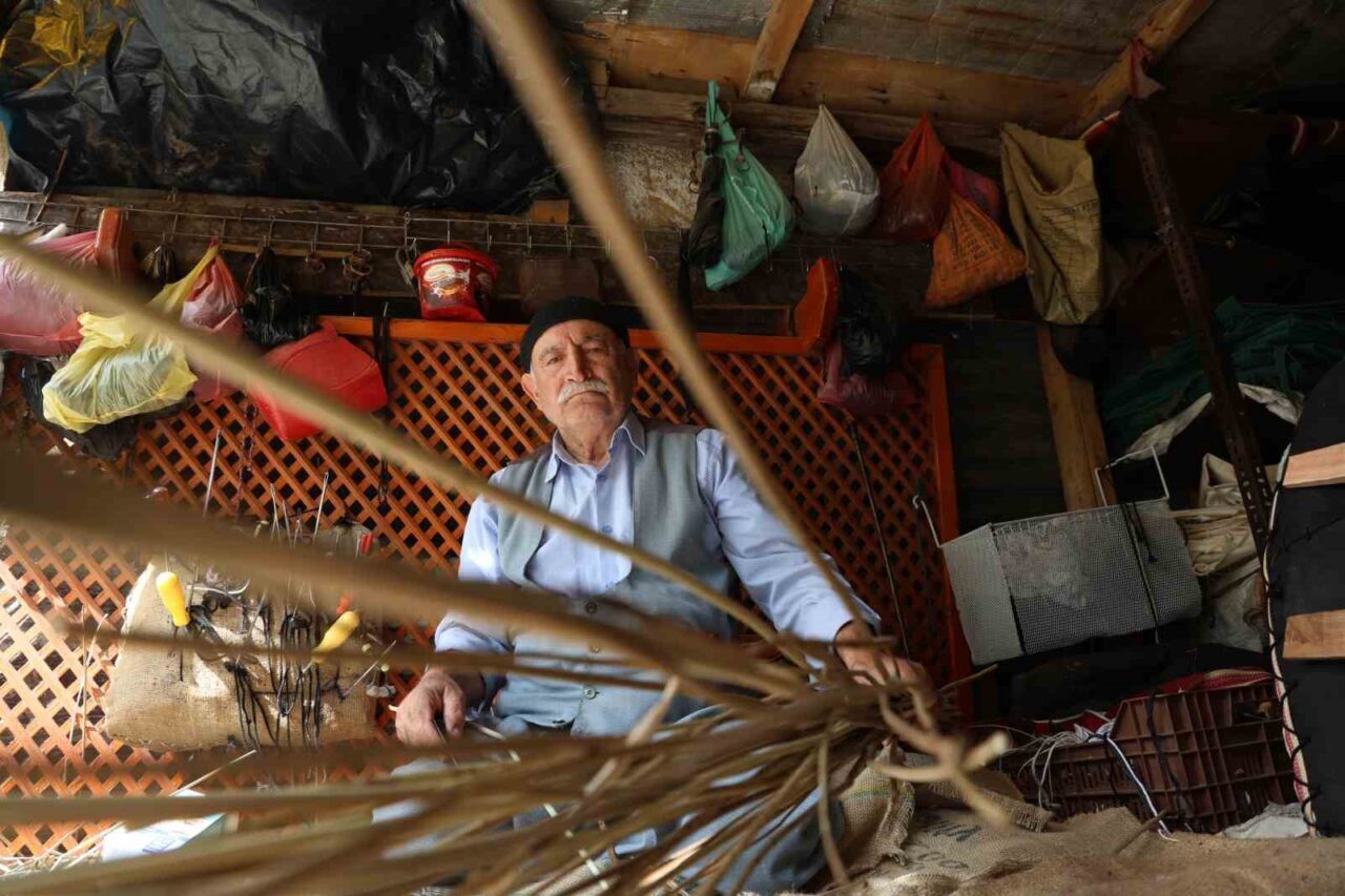 Elazığ’ın Palu ilçesinde 77 yaşındaki Septin Karaçam, unutulmaya yüz tutmuş