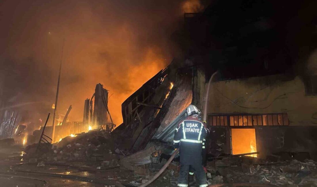 Uşak’ta tekstil deposu ve yanında bulunan tekstil fabrikasında çıkan yangın