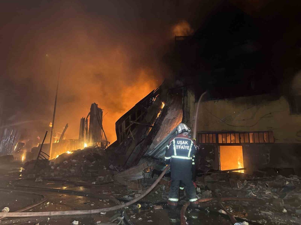 Uşak’ta tekstil deposu ve yanında bulunan tekstil fabrikasında çıkan yangın