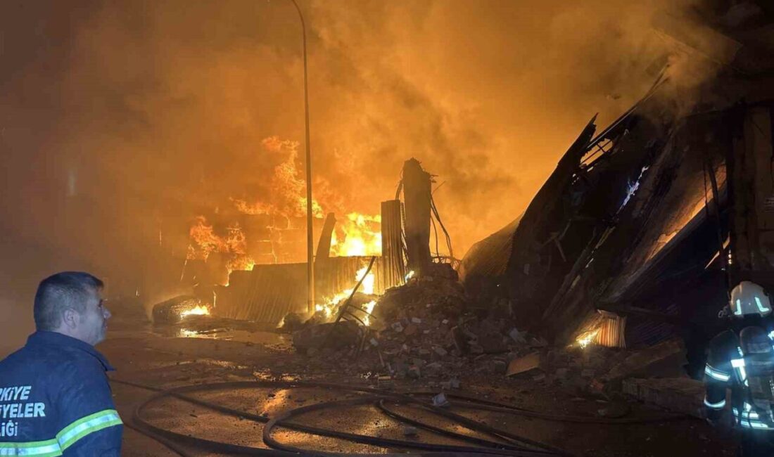 Uşak’ta tekstil deposunda ve fabrikada çıkan yangına ekiplerin müdahalesi sürüyor.