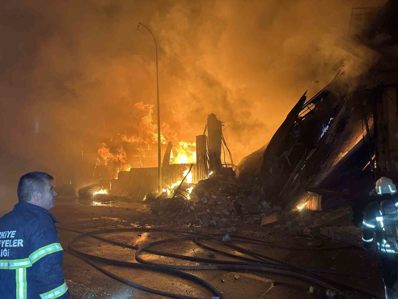 Uşak’ta tekstil deposunda ve fabrikada çıkan yangına ekiplerin müdahalesi sürüyor.