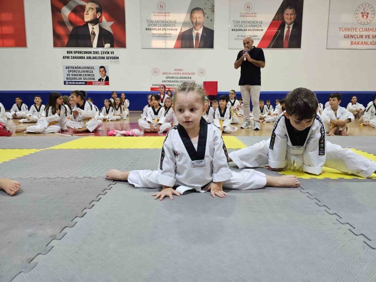 Gölcük Belediyespor bünyesinde tekvando eğitimi alan 253 sporcu, düzenlenen törenle