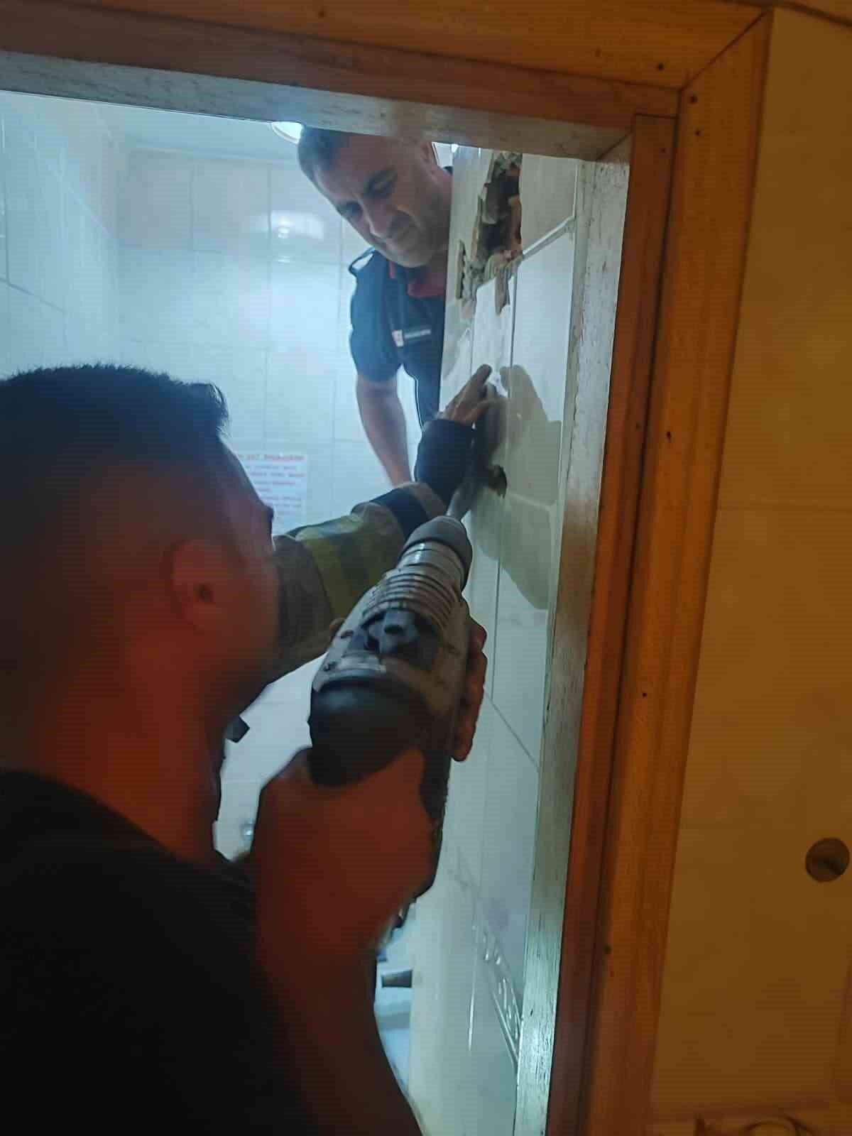 Kocaeli’nin İzmit ilçesinde, telefonunu havalandırma boşluğuna düşüren şahıs, telefonu almak