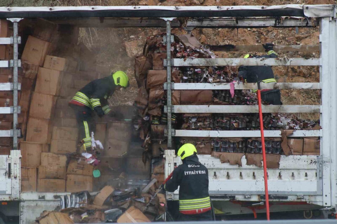 TEM Otoyolu’nun Bolu geçişinde züccaciye ürünü yüklü kamyonun dorsesinde çıkan