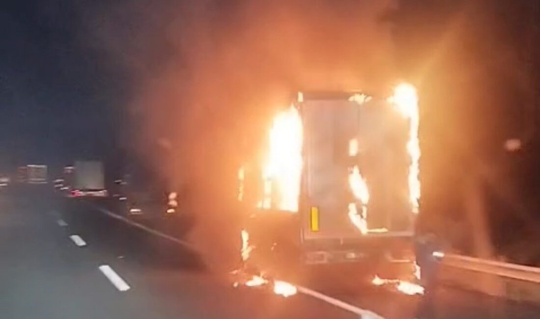 TEM Otoyolu’nun Bolu geçişinde İstanbul istikametine seyreden kargo ürünleri yüklü