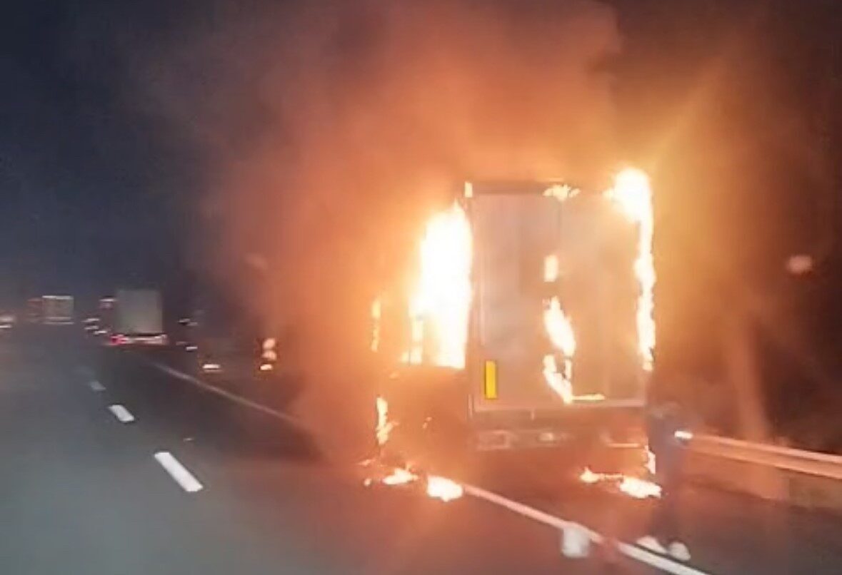 TEM Otoyolu’nun Bolu geçişinde İstanbul istikametine seyreden kargo ürünleri yüklü