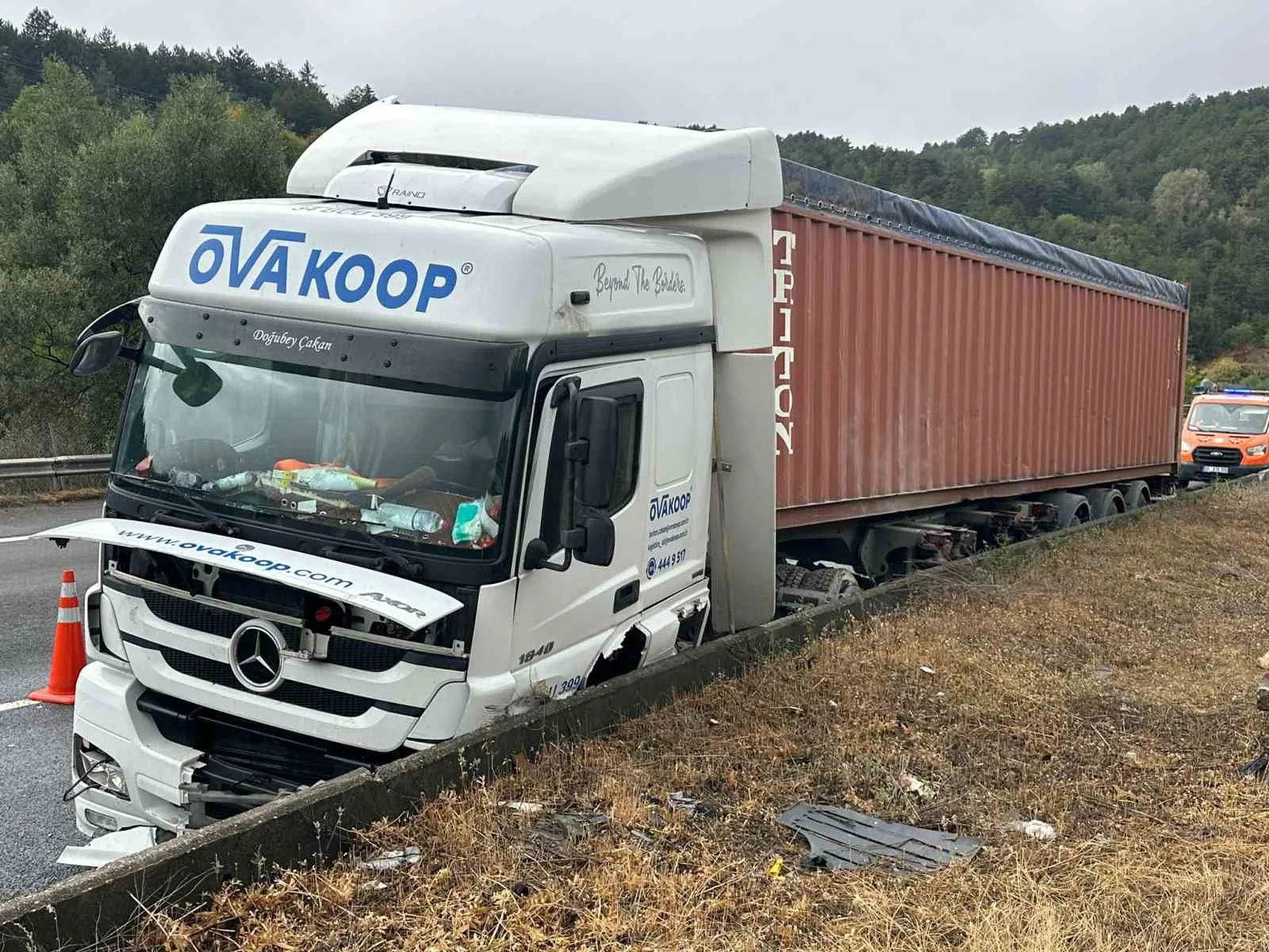 TEM Otoyolu’nun Bolu geçişinde sürücüsünün direksiyon hakimiyetini kaybettiği tır beton
