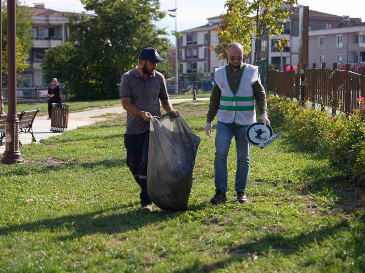 AK Parti Düzce Teşkilatları, ‘Temiz Şehir Düzce’ kampanyasına park temizliği