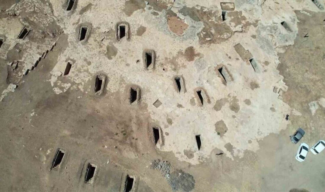 Adıyaman’ın önemli tarihi yapılarından birisi olan Turuş Kaya Mezarları’nda yapılan