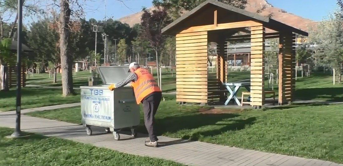 Bitlis’in Tatvan Belediyesi’nde temizlik görevlisi olarak çalışan Hazmi Kayaalp, çöpe