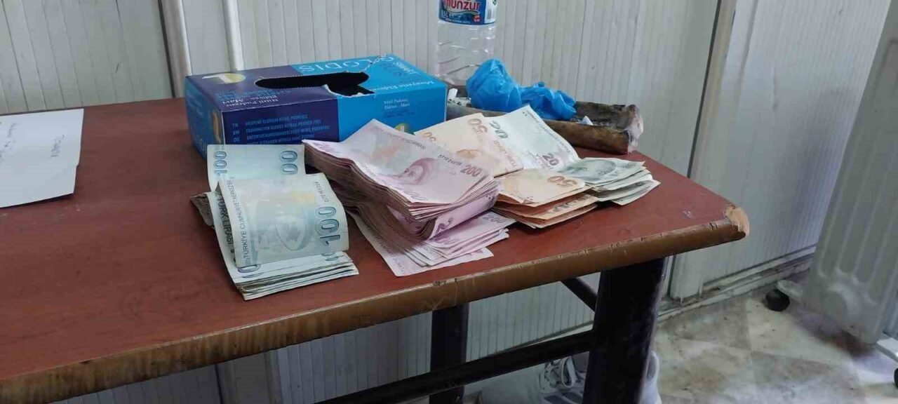 Elazığ Fırat Üniversitesi Hastanesinde bir temizlik personeli, otopark kısmında çalıştığı