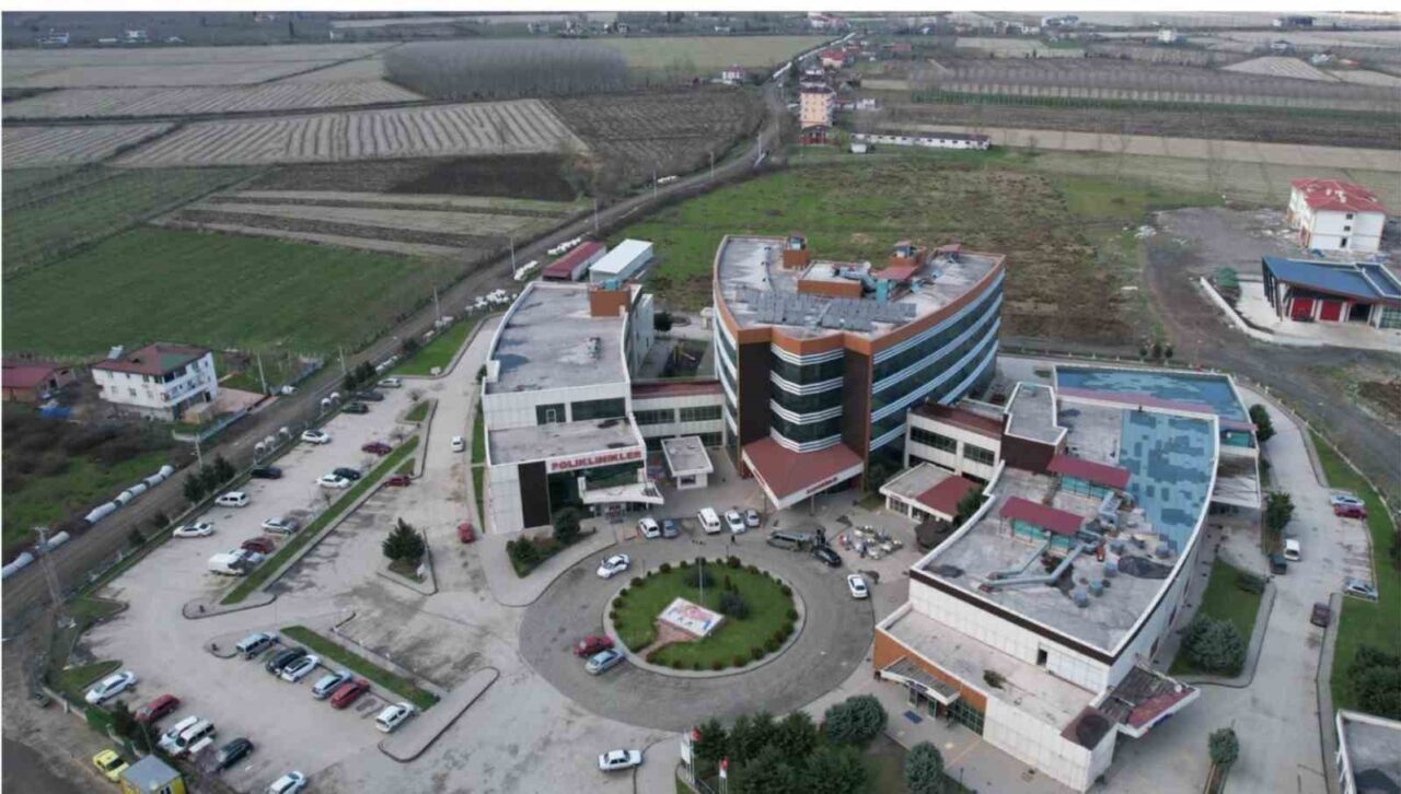 Samsun’un Terme Devlet Hastanesi, çatısına ve otopark alanına kurulan güneş