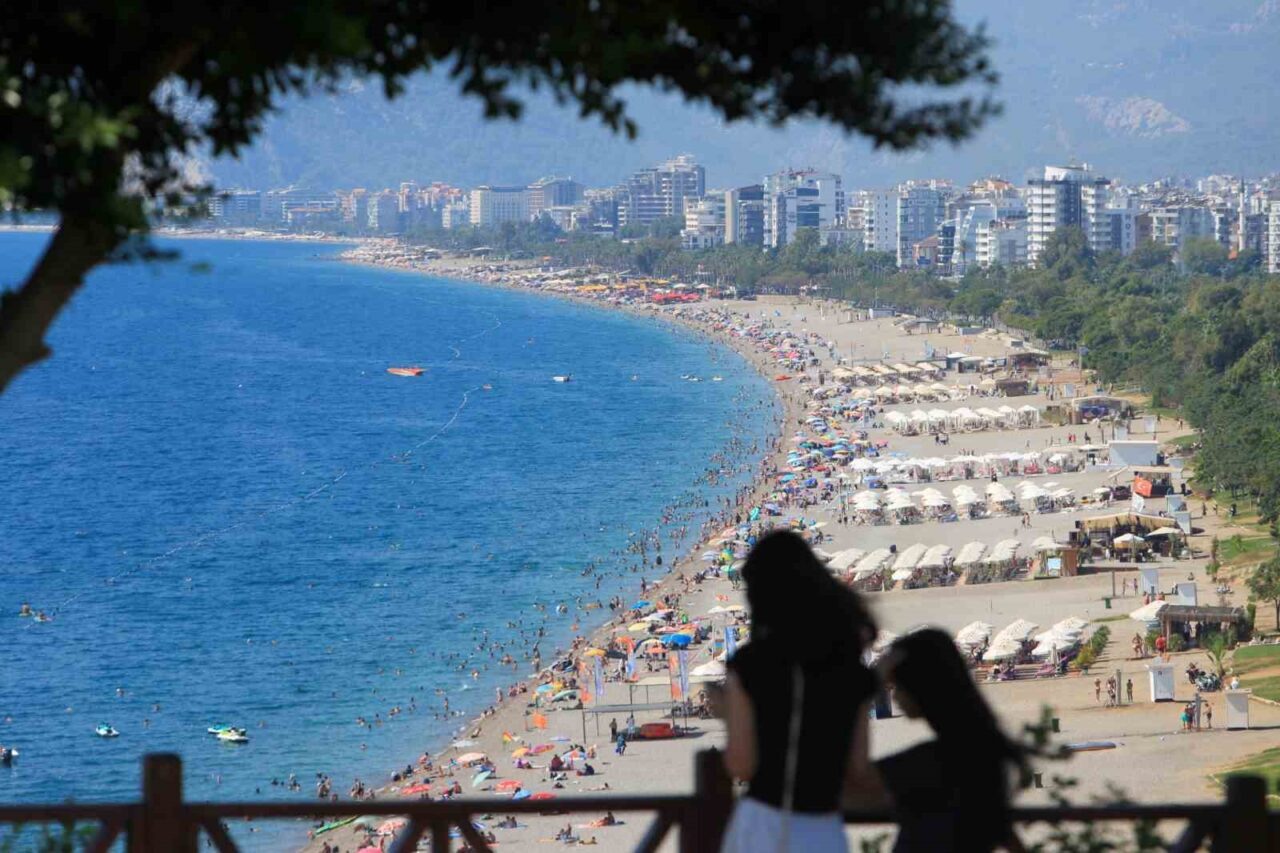Antalya’da eylül ayının ortaları olmasına rağmen hava sıcaklığı 37 dereceyi