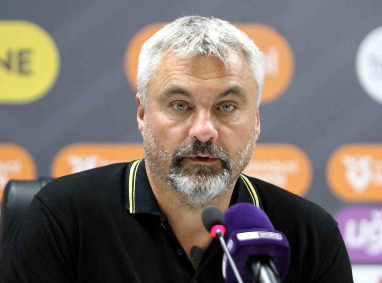 SAMSUN (İHA) – Samsunspor Teknik Direktörü Thomas Reis, sahalarındaki zeminin