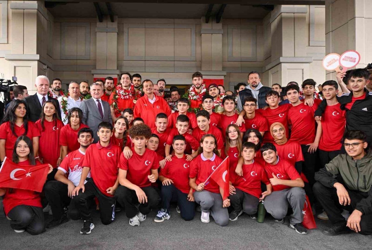 EuroBasket 2025 finalinde Almanya’ya 88-83 mağlup olarak gümüş madalya kazanan