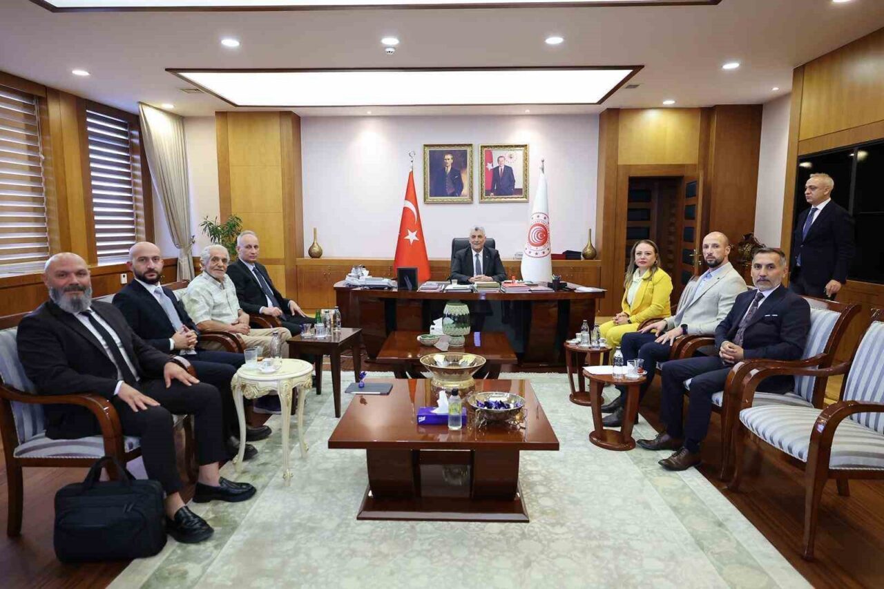 Sağlık Turizmi Konfederasyonu (SATKOF) heyeti, Ticaret Bakanı Ömer Bolat’ı makamında