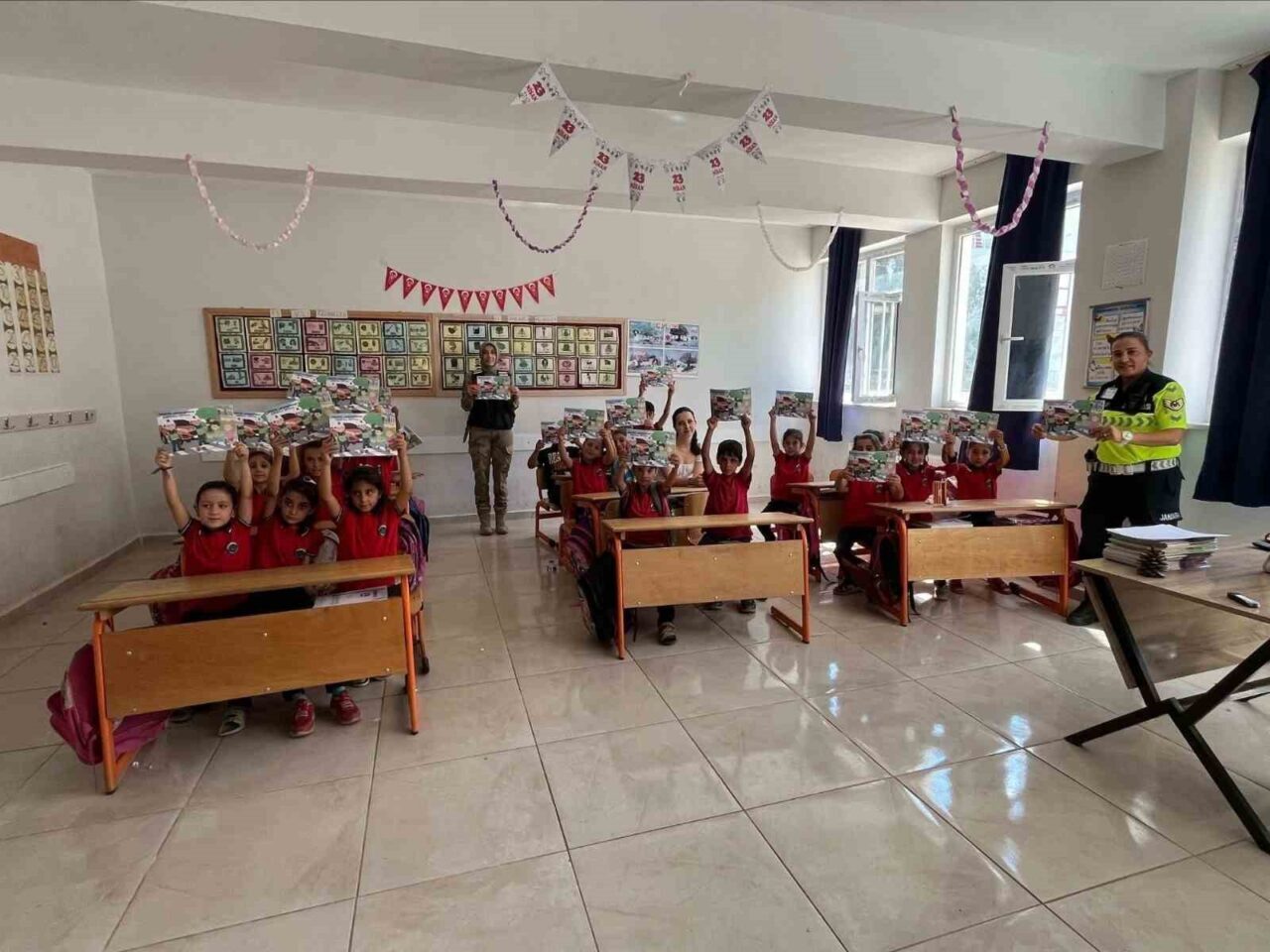 Siirt İl Jandarma Komutanlığı tarafından öğrencilere yönelik bilgilendirme faaliyetleri gerçekleştirildi.