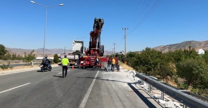 Malatya’da, sürücüsünün kontrolünü kaybettiği karo mozaik yüklü tır, bariyerleri aşarak