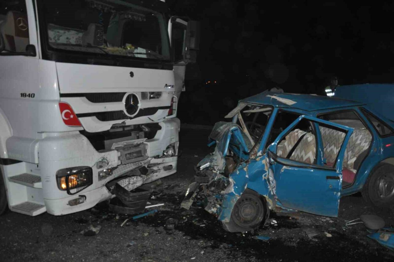 Kahramanmaraş’ın Afşin ilçesinde tırla otomobilin kafa kafaya çarpışması sonucu meydana