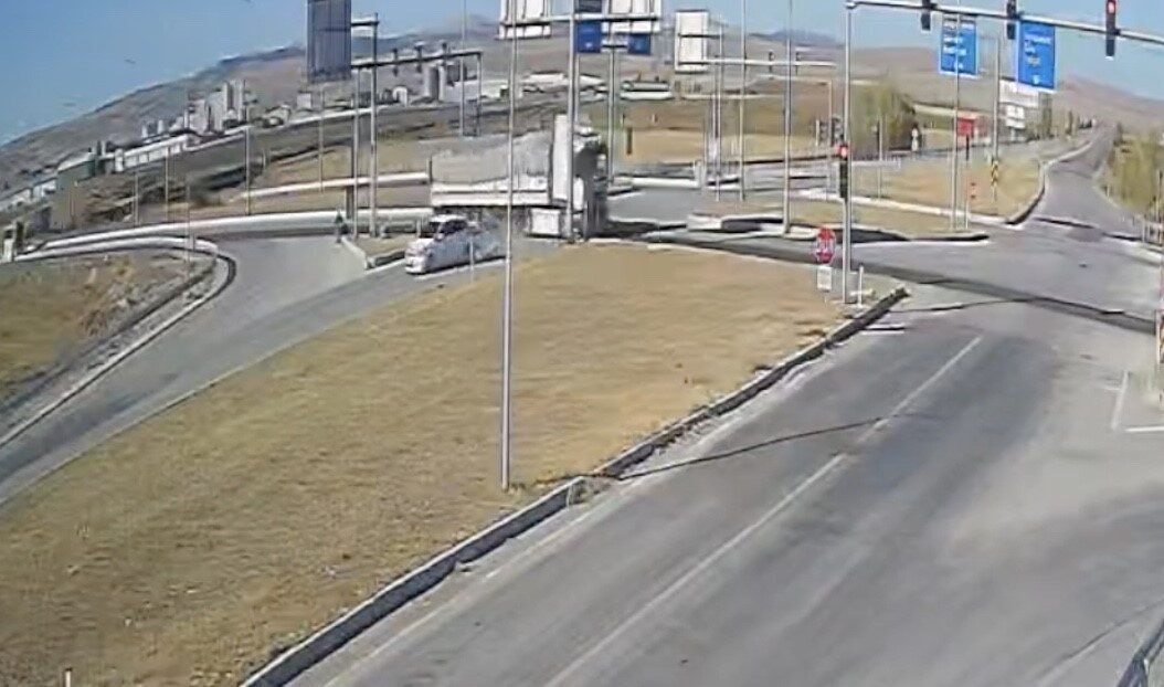 Çorum’un Alaca ilçesinde, kırmızı ışık ihlali yapan otomobilin kavşakta tırla