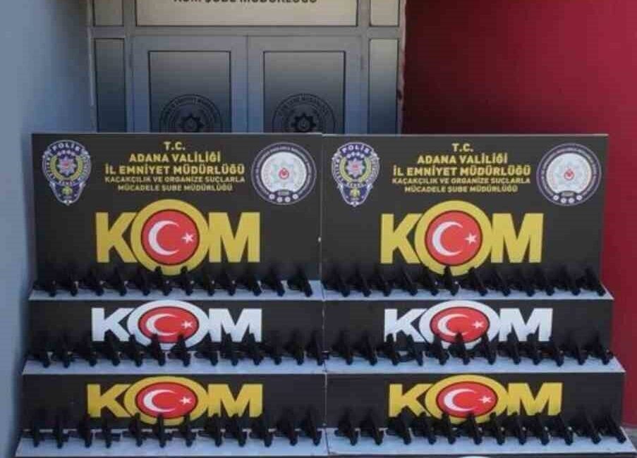 Adana polisinin yaptığı operasyonda tırda 97 ruhsatsız tabanca ele geçirildi,