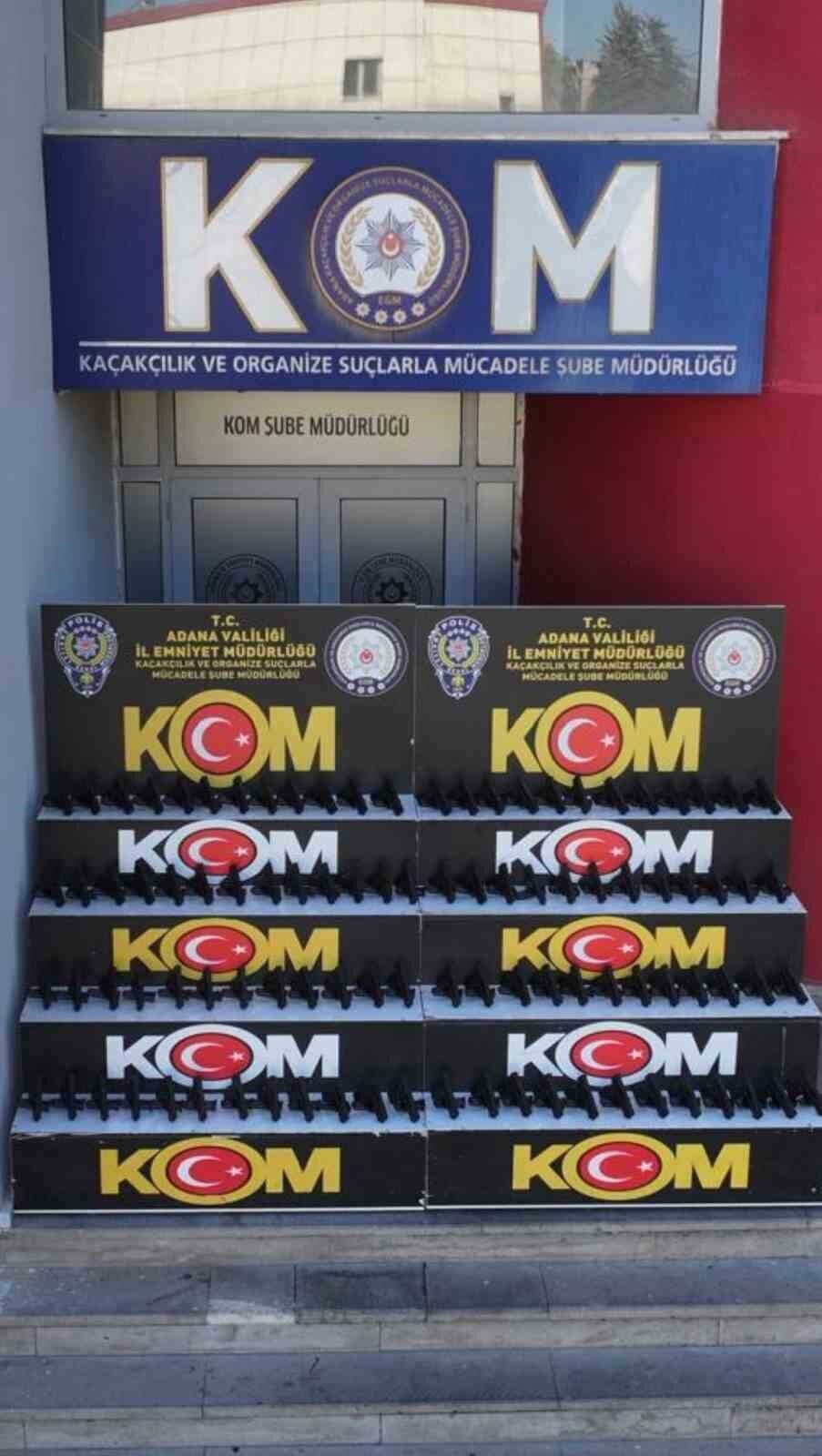 Adana polisinin yaptığı operasyonda tırda 97 ruhsatsız tabanca ele geçirildi,