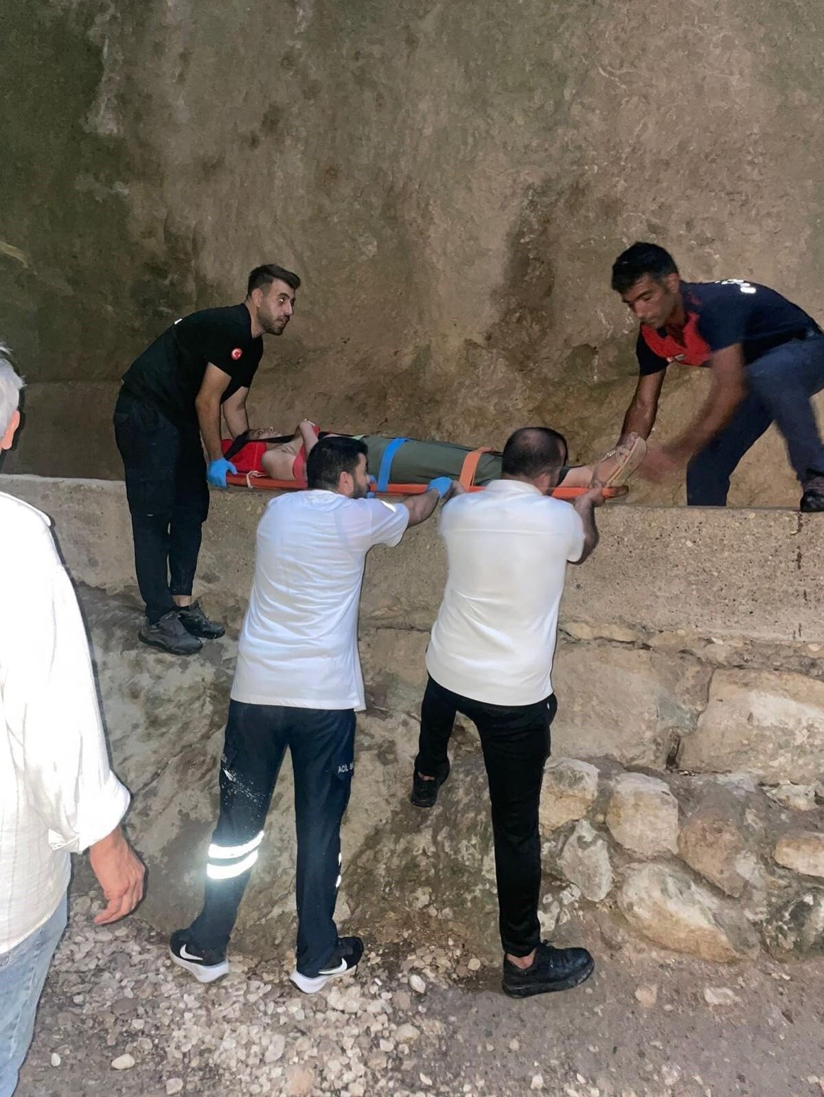 Hatay’da tarihi Titus Tünel’inde gezdiği esnada dengesini kaybederek düşen ve