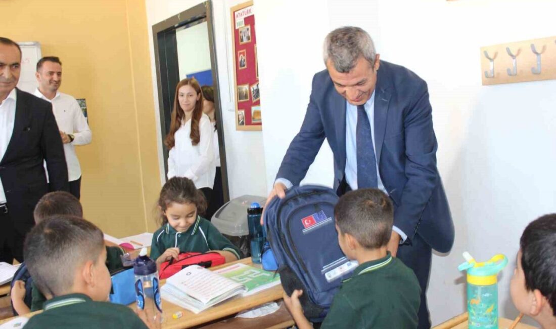 Malatya’da kırsalda eğitim gören öğrencilere çanta ve kırtasiye malzemeleri dağıtıldı.